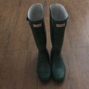 Size 9 classic green Hunter Boots.